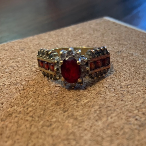 18Kt Gold Garnet Ring - Picture 4 of 5